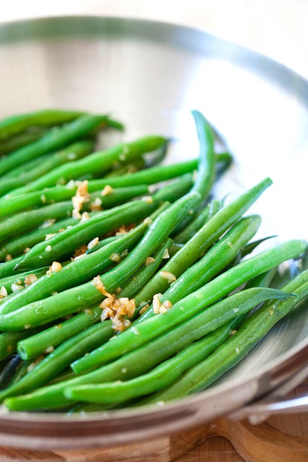 Green beans with garlic, ready to serve.